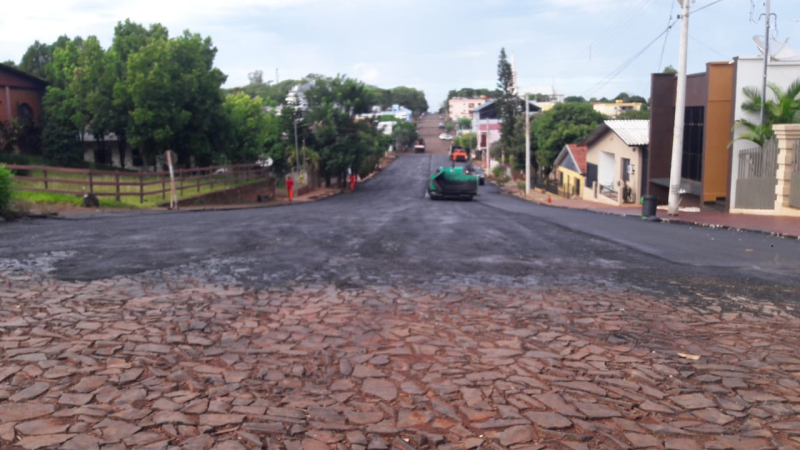 OBRAS DE ASFALTAMENTO DA RUA MONSENHOR ESTANISLAU WOLSKI ESTÃO EM FASE DE CONCLUSÃO